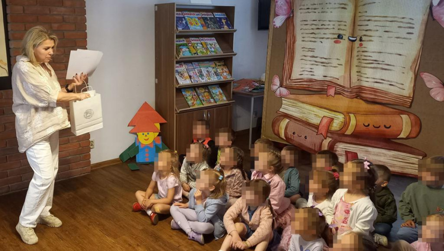 Zajęcia literackie - przedszkolaki w bibliotece